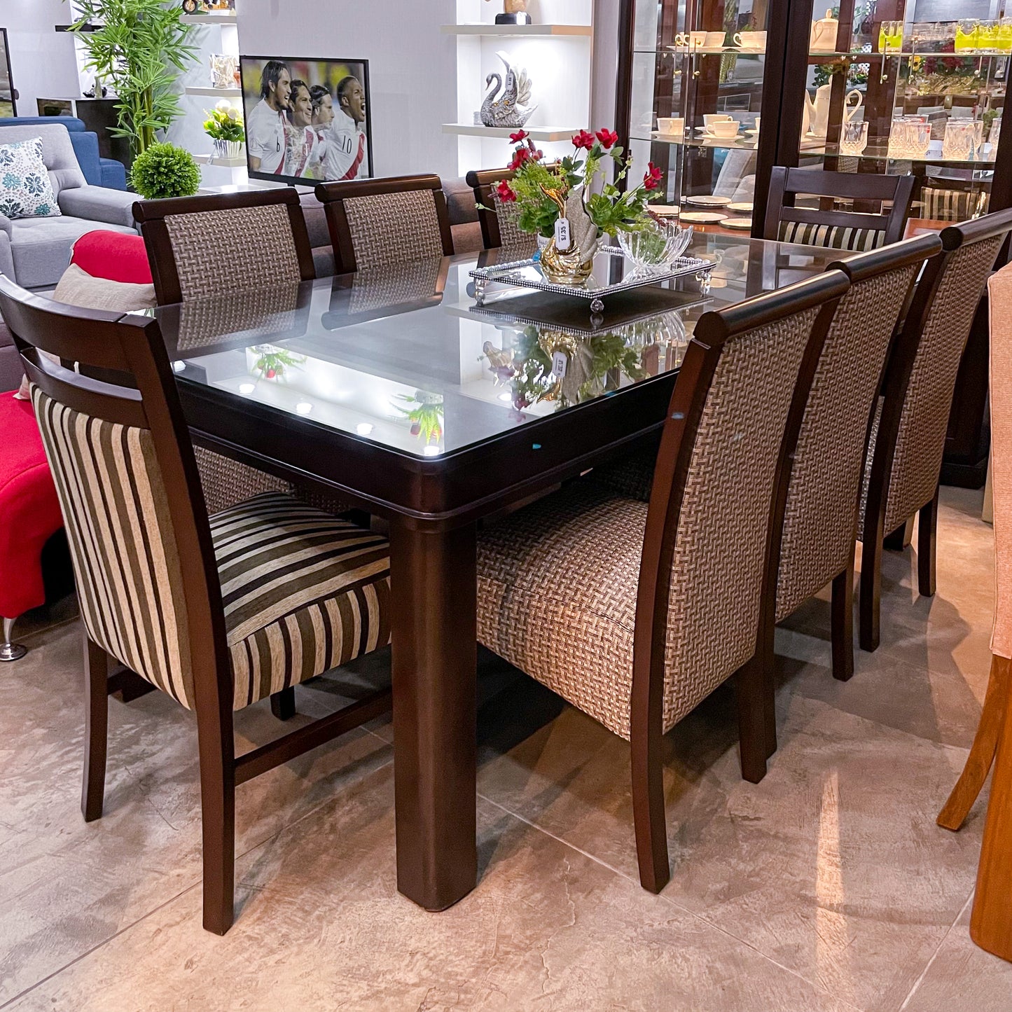 Mesa tablero Lizo con 8 sillas Rodillo Café Oscuro